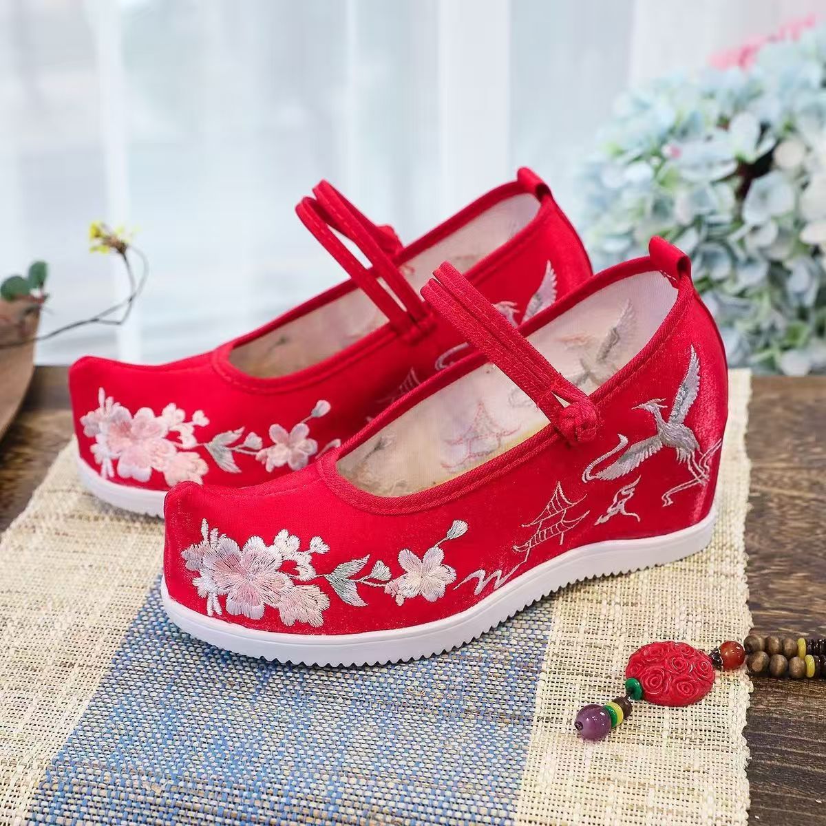 النساء زيادة الأحذية المطرزة ا - مراجعة Embroidery Canvas وسعره