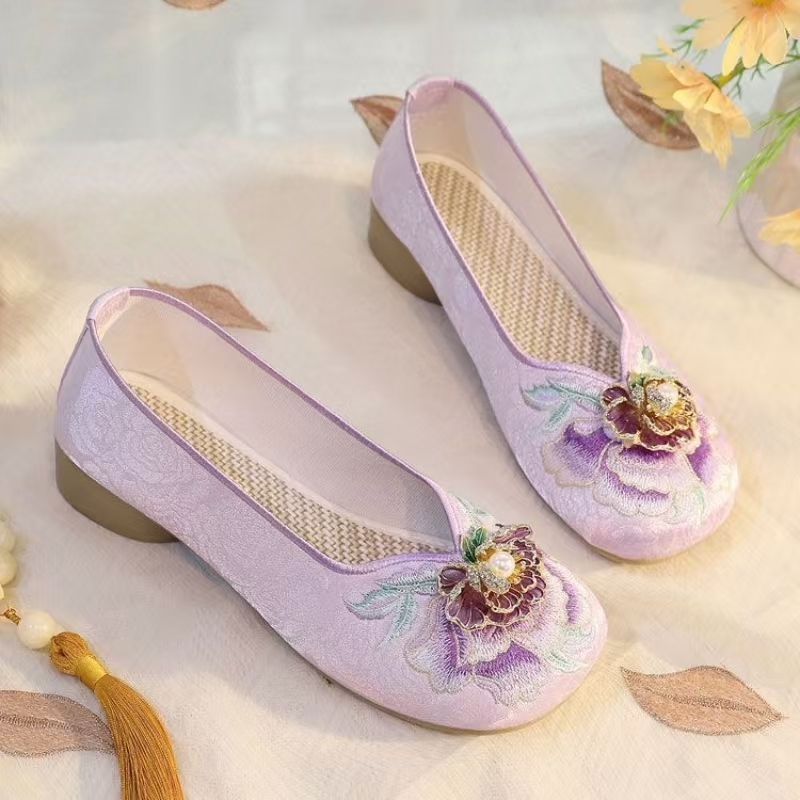 أحذية نسائية بكعب منخفض مطرزة  - مراجعة Embroidery Canvas وسعره